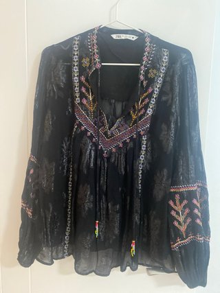 Blusa Zara bordada negra .