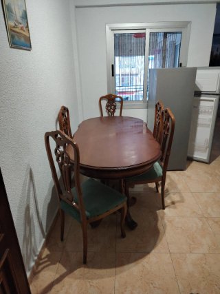 Mesa de comedor ovalada con 5 sillas