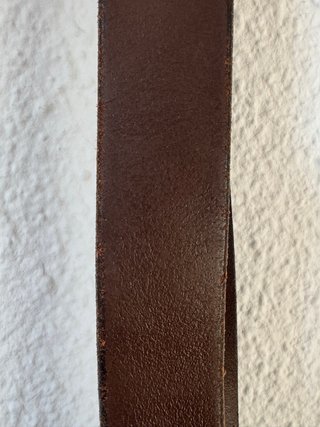Cinturón de cuero con hebilla ornamental dorada