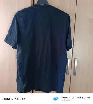 Camiseta Adidas negra con logo estampado