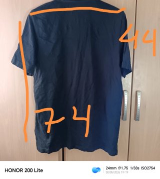 Camiseta Adidas negra con logo estampado