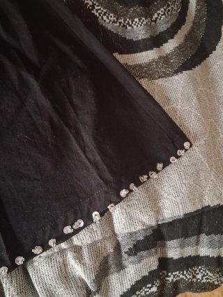 Falda fiesta negra con detalles plateados