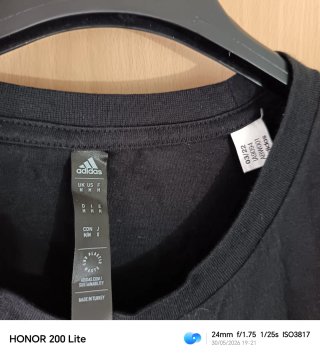 Camiseta Adidas Negra Logo Azul