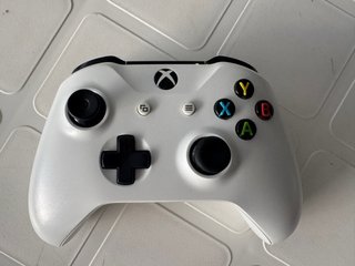 Xbox One S Blanca 500GB + Mando