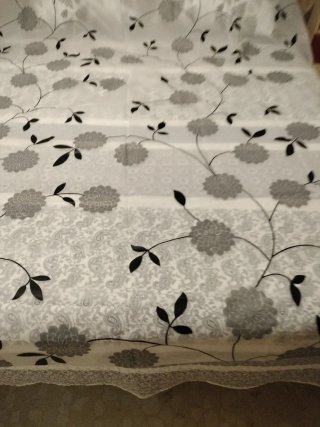 Cortina de ducha floral gris y blanca tiene de alt