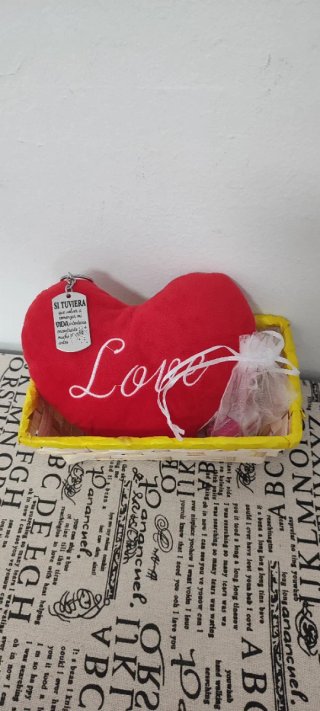Cesta de regalo Love corazón