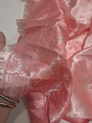 Pañuelo seda rosa salmón flecos