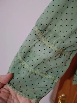 Camiseta verde lunares