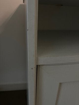 Mesita de noche blanca de madera
