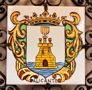 Antiguo azulejo Alicante con forja decorativa