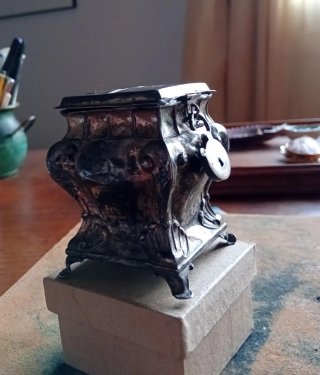 Pequeña hucha antigua de plata