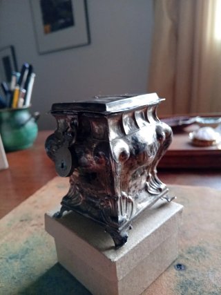 Pequeña hucha antigua de plata