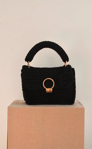 Bolso de crochet negro con asa dorada
