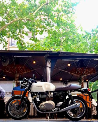 Triumph Thruxton 1200 Blanca y Negra