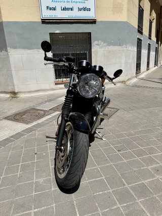 Triumph Thruxton 1200 Blanca y Negra