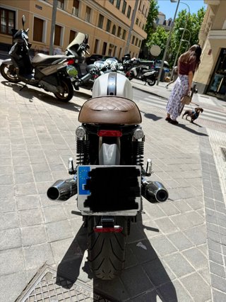Triumph Thruxton 1200 Blanca y Negra