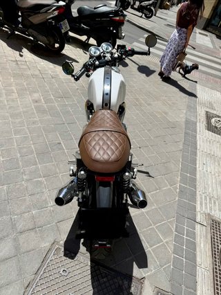 Triumph Thruxton 1200 Blanca y Negra