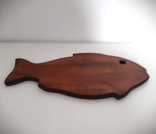 Tabla de madera con forma de pez