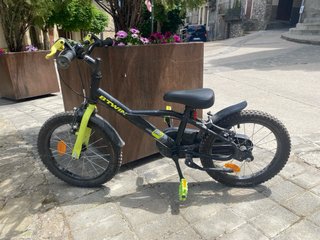 Bicicleta infantil BTWIN negra y amarilla