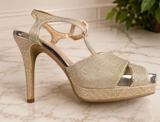 Zapatos de tacón plateados brillantes