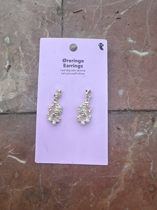 Pendientes dorados con perlas