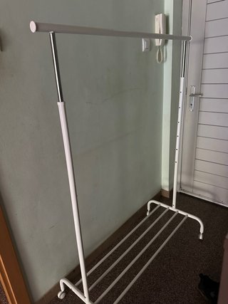 Perchero de ropa blanco