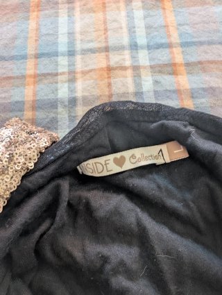 Vestido negro con detalle dorado