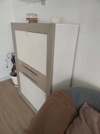Aparador moderno beige y blanco