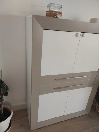 Aparador moderno beige y blanco