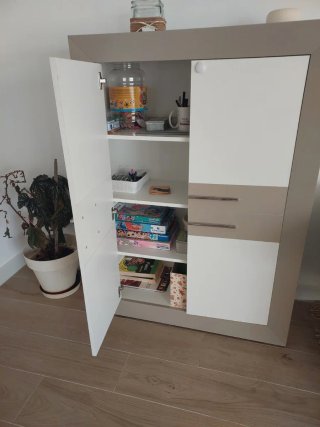 Aparador moderno beige y blanco