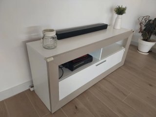 Aparador moderno beige y blanco