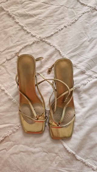 Sandalias doradas tacón bajo