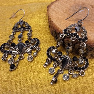 Pendientes largos plateados y negros