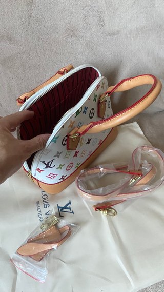 Women’s handbag.
