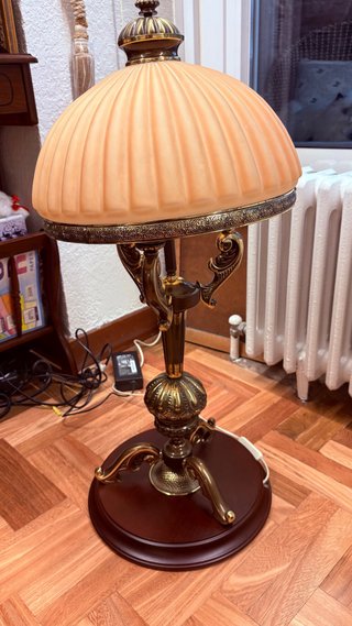 Lámpara de mesa antigua dorada y madera