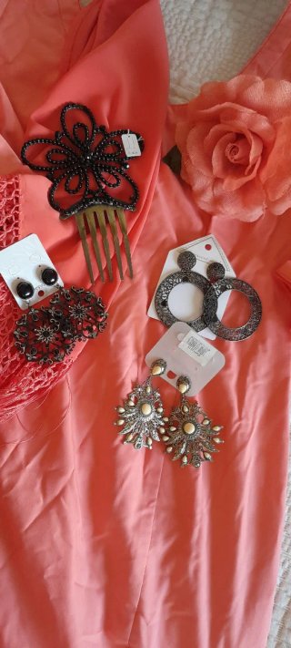 Traje de flamenca salmón con varios complementos.