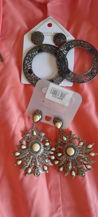 Traje de flamenca salmón con varios complementos.