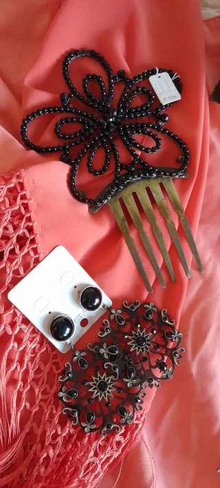 Traje de flamenca salmón con varios complementos.