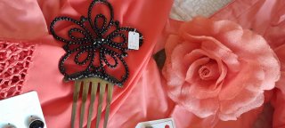 Traje de flamenca salmón con varios complementos.