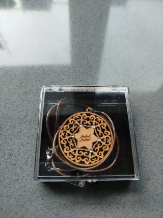 Colgante Acuario Madera Tallado con brillantes.