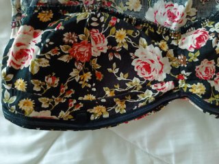 Top floral negro con rosas rojas
