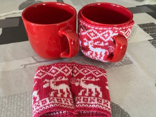 Juego de 2 Tazas Rojas con Funda Tejida