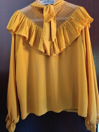 Blusa feminina manga longa com folhos