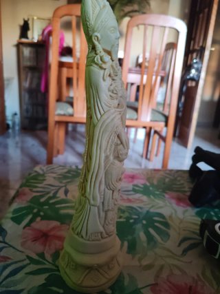 Figura china resina antigua tallada