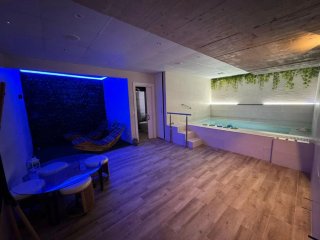 CHALET DE DISEÑO MODERNO CON 2 PISCINAS