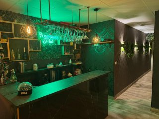 CHALET DE DISEÑO MODERNO CON 2 PISCINAS