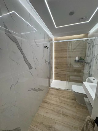 CHALET DE DISEÑO MODERNO CON 2 PISCINAS