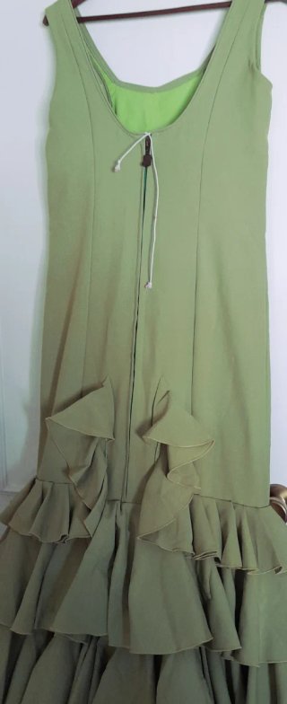 Traje de flamenca verde pistacho con accesorios