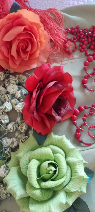 Traje de flamenca verde pistacho con accesorios