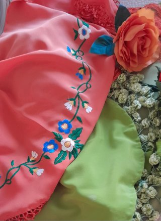Traje de flamenca verde pistacho con accesorios